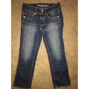 American Eagle artist cropped blue jeans